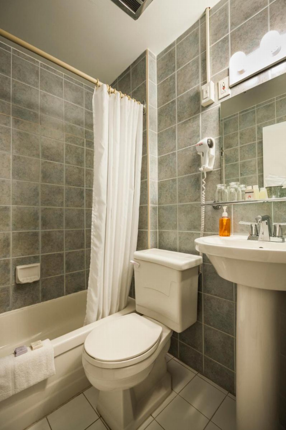 Room image 4