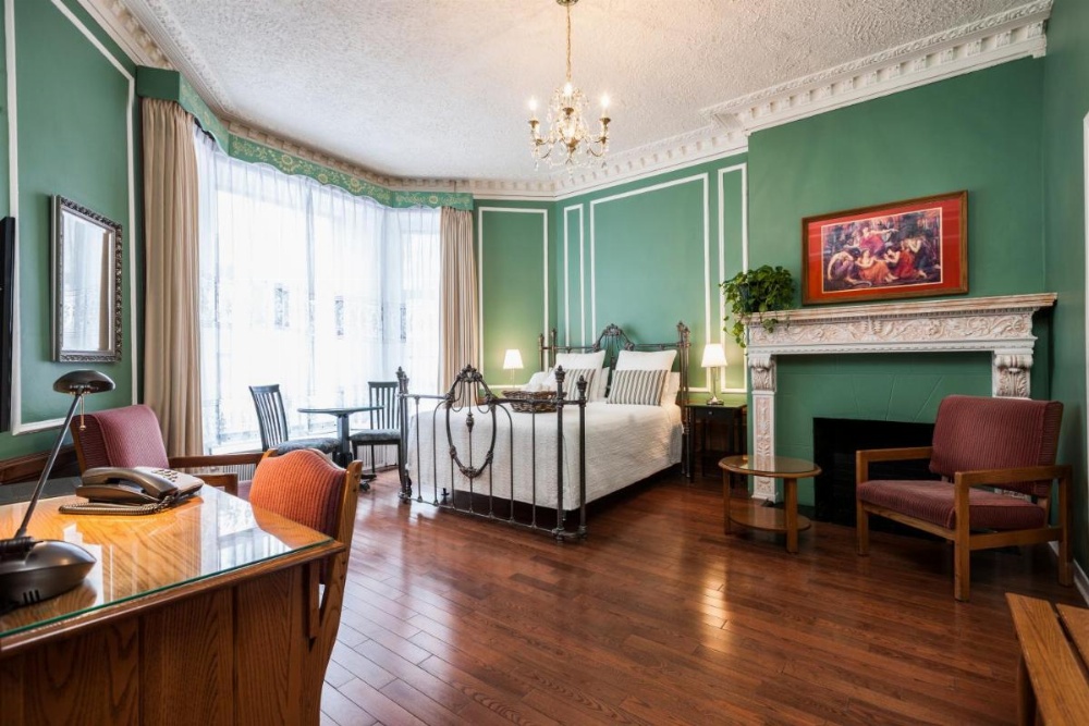 Deluxe Queen Room